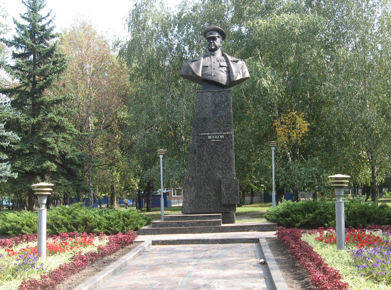 Националисты снесли бюст Георгия Жукова, установленный в Харькове