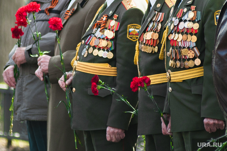 Возложение цветов к памятнику Георгию Жукову у штаба Центрального военного округа. Екатеринбург , ордена, гвоздики, ветеран, награды, медали, возложение цветов, цветы, ордена и награды, китель
