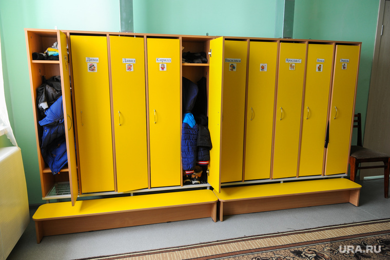 Детский сад в селе Бишкиль. Челябинская область, детский сад, ящик для одежды, раздевалка