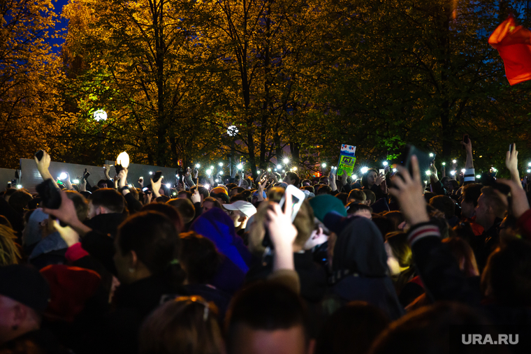 Третий день протестов против строительства храма Св. Екатерины в сквере у театра драмы.
Екатеринбург, сквер, толпа, сквер на драме, свет, фонарики