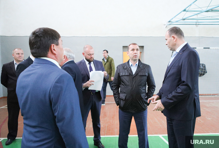 На вопросы о строительстве спортзала ответил руководитель спортуправления Александр Васильев (справа)