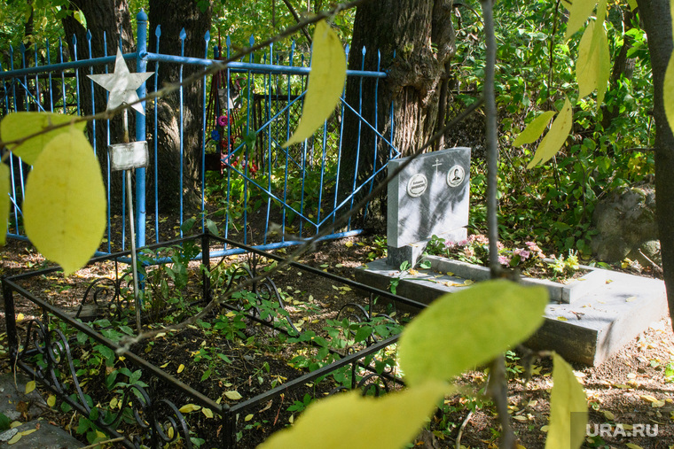 Могила Виктора Маниона на Ивановском кладбище. Екатеринбург, могилы, кладбище, могила маниона виктора