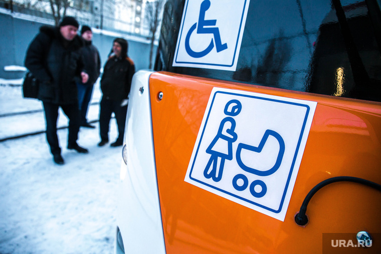 Демонстрация новых моделей трамваев в Западном трамвайном депо. Екатеринбург, знаки, общественный транспорт, инвалид колясочник, мама с коляской