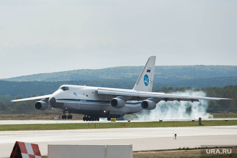Клипарт по теме Аэропорт. Екатеринбург, посадка, ан-124-100, самолет руслан