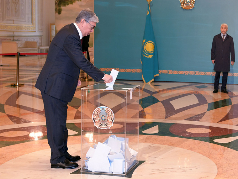 Бюллетень действующего президента Казахстана не смог упасть на дно избирательной урны