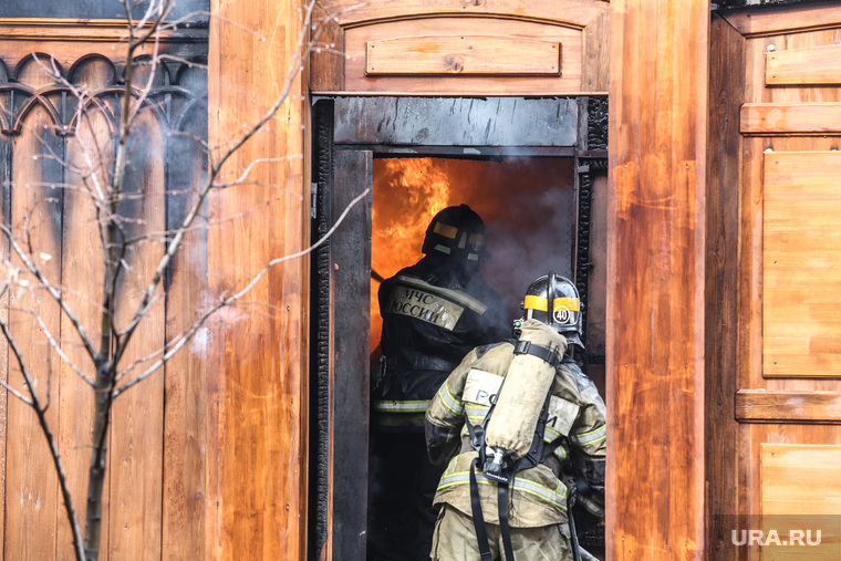 Пожар в историческом здании по ул. Дзержинского 34. Тюмень, пожар, огонь