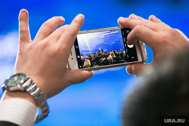 Пресс-конференция Президента России Владимира Путина. Москва, гаджет, путин на экране, снимает на смартфон