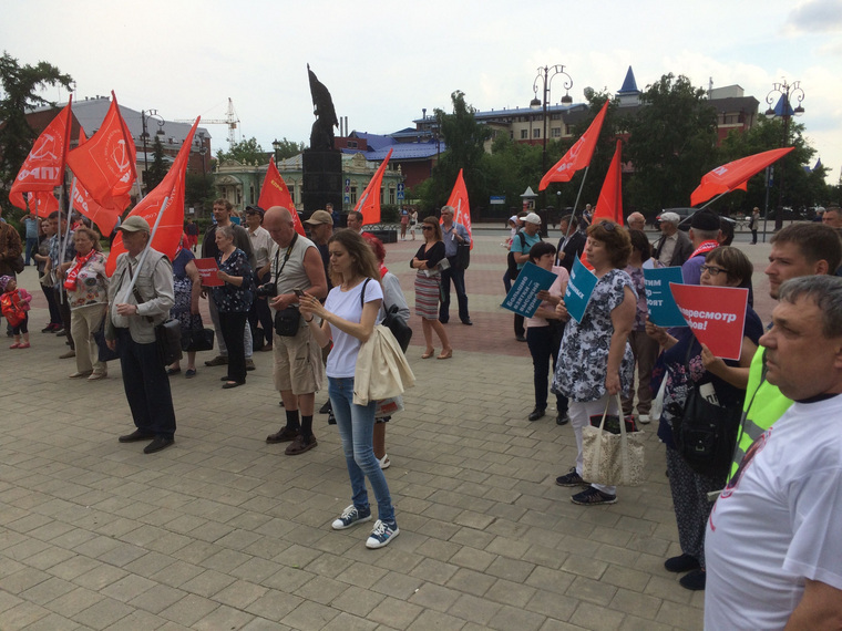 На митинг пришли всего около ста человек