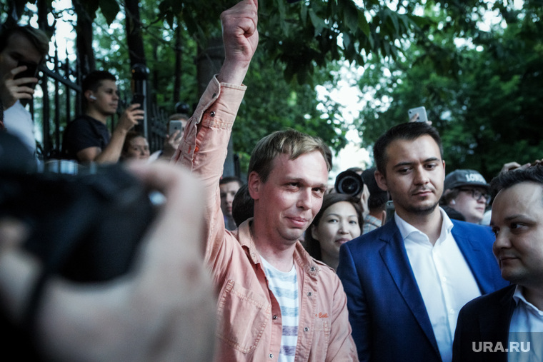 Журналиста у здания МВД встретили многочисленные коллеги и общественники