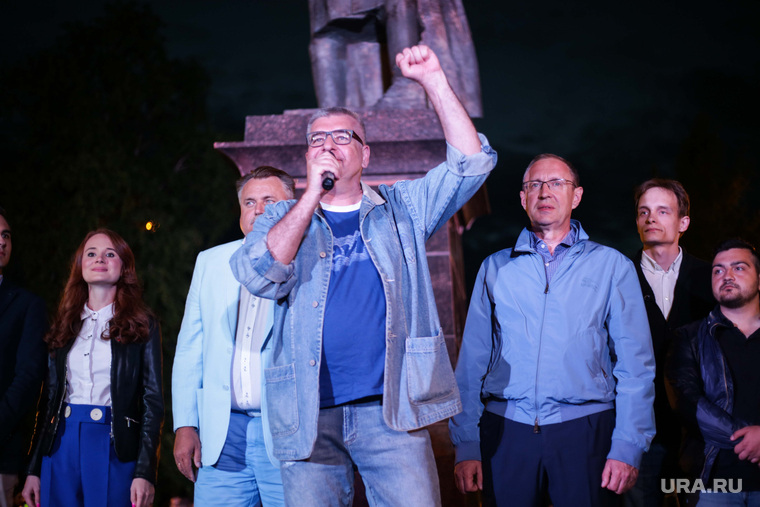 Поздравлять горожан с днем города начали в 23:00 11 июня у памятника основателю Перми Василию Татищеву