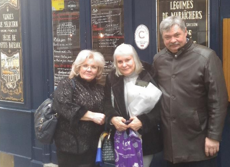 Марина Смирнова, ее супруг Владимир и Лоранс Ио (в центре) на Монмартре, Париж