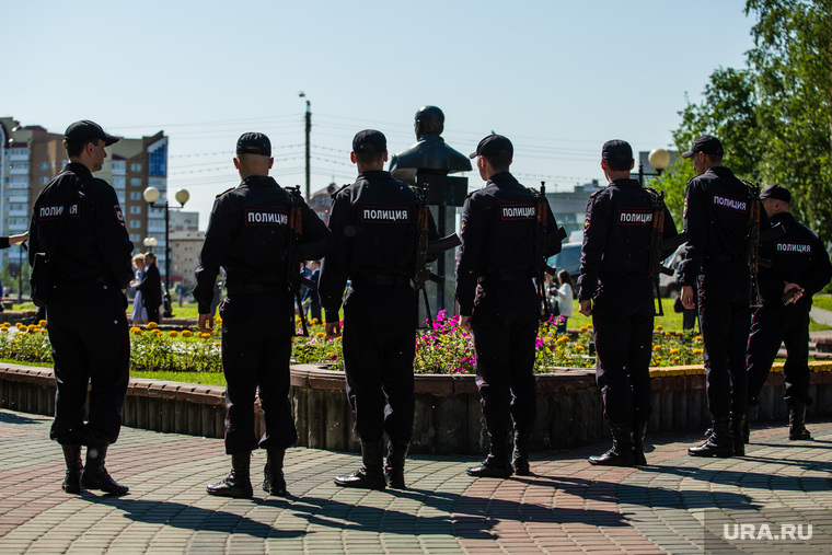Митинг приуроченный к двадцатой годовщине трагической гибели мэра Нефтеюганска Владимира Петухова, полиция, бюст петухову