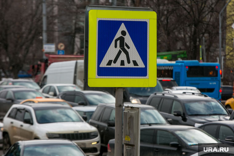 Пробки в городе. Москва, пешеходный переход, машины, пробка, дорожный знак, трафик, автомобили, автотранспорт
