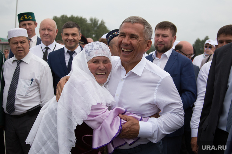 Всероссийский сельский Сабантуй. Село Альменево. Курганская область, минниханов рустам, улыбка, объятия, женщина в национальном костюме