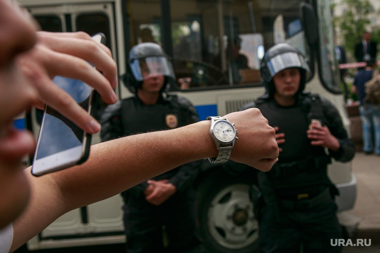 Несанкционированный митинг на Тверской улице. Москва, часы, протестующие, митинг, автозаки, куделка, задержание
