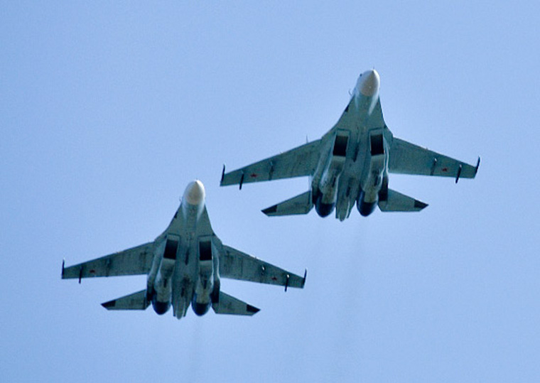 Российские Су-27 перехватили бомбардировщики США над Черным и Балтийским морями