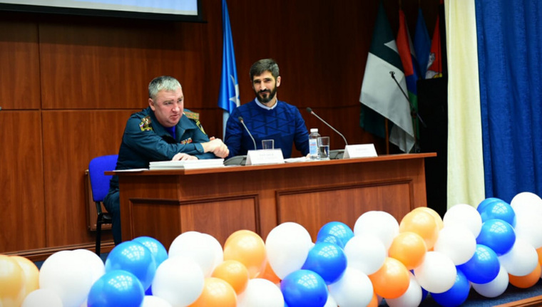 Рядовые спасатели уверены, что Анатолия Иотова (справа) уволили по «сомнительным» причинам
