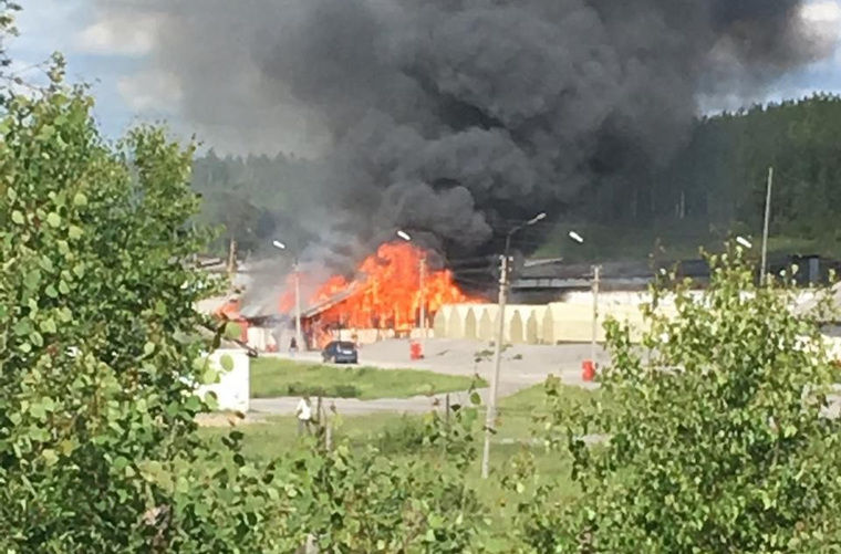 На фотографиях очевидцев видно, что склады объяты пламенем