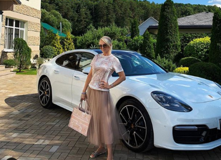 Яна Рудковская похвасталась белым Porsche Panamera
