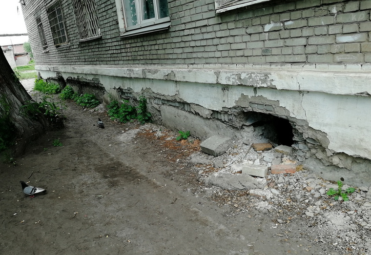 Жильцы заявляют, что их дом продолжает разрушаться
