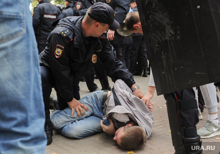 Несанкционированный митинг сторонников Навального против пенсионной реформы. Челябинск, арест, сапоги, задержание, омон