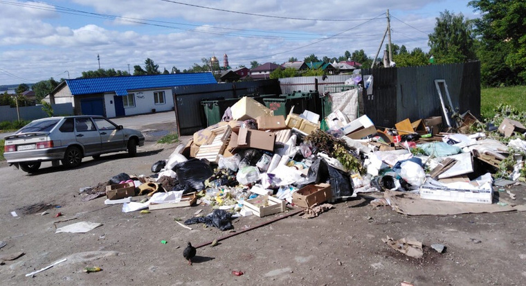 Контейнерная площадка в Верхней Салде была очищена от мусора утром 19 июня