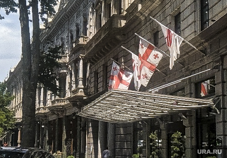 Последствия протестов в Грузии. Тбилиси, отель, грузия, грузинский флаг