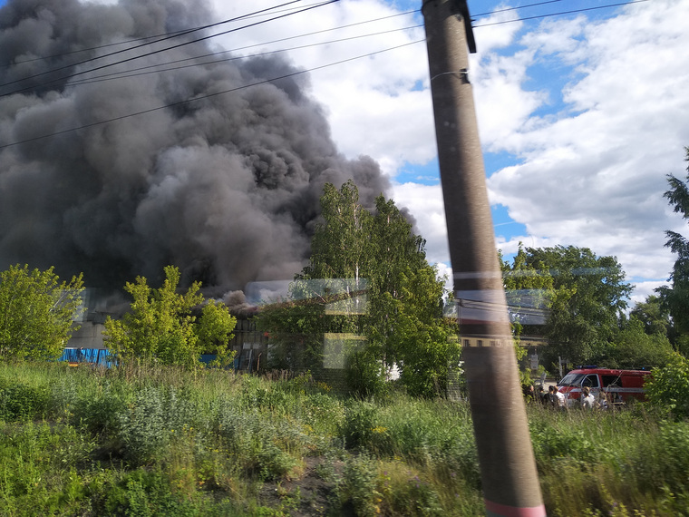 Пожар начался неподалеку от железнодорожных путей
