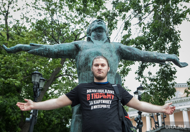 Марш в поддержку Ивана Голунова. Москва, надпись на футболке, активист, памятник выского, меня посадят в тюрьму за картинку в интернете