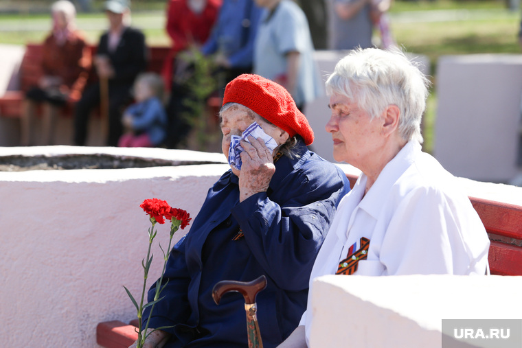 Возложение цветов к вечному огню и памятнику погибшим в ВОВ. Курган, день памяти, возложение цветов