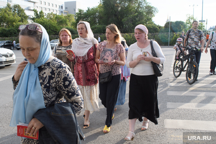 Прочитав молитвы, православные двинулись в сторону редакции «URA.RU»