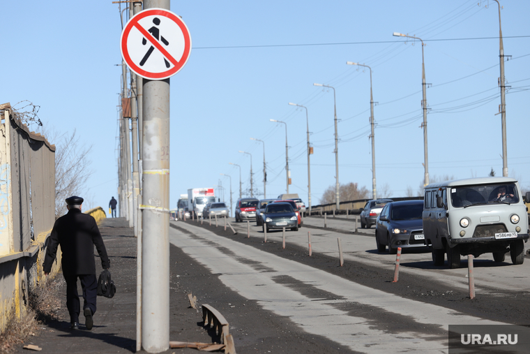 Мост ЖБИ. Курган, пешеходы, запрещающий знак, мост жби