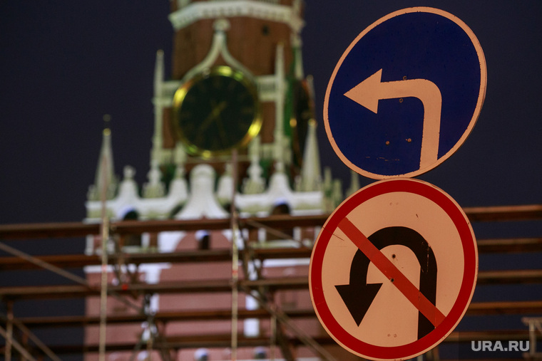 Знак "Бесполетная зона" на Красной площади. Москва, дорожные знаки, спасская башня, разворот запрещен, кремль, красная площадь, поворот налево