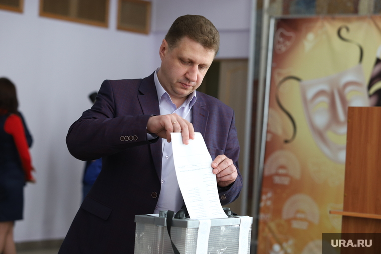 Конференция партии Единая Россия по вопросам участия в выборах депутатов городской думы. Курган , голосование, урна для голосования