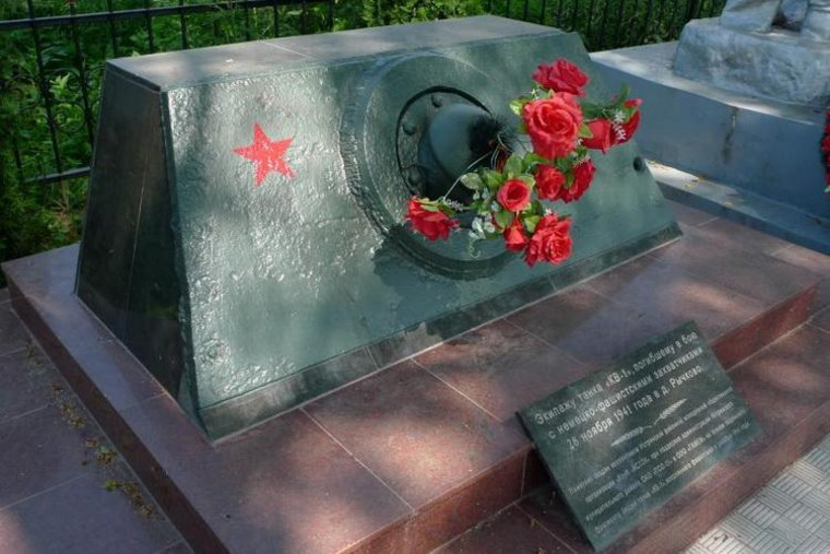 Памятник погибшему танкисту. Могила танкиста. Памятник погибшим танкистам Каховка. Варианты памятников погибшему мужу танкисту.