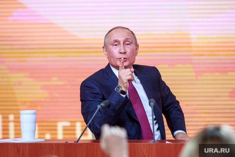 На пресс-конференции президента РФ в 2017 году Путин также был со своей термокружкой