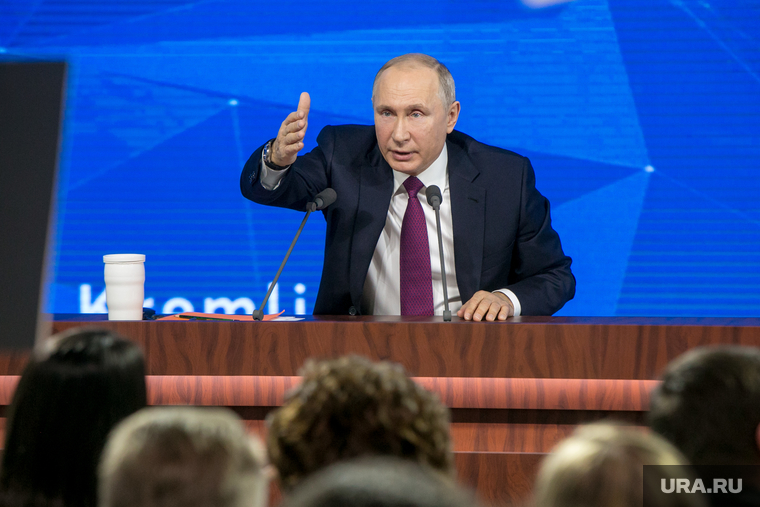 На фотографии, сделанной на пресс-конференции Владимира Путина в декабре 2018 года, видно, что российский глава пришел на мероприятие со своей кружкой-термосом