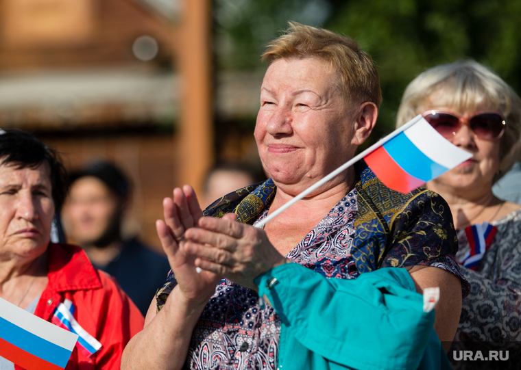 Торжественный митинг и автопробег в честь празднования дня Флага России. Сургут, флаг россии, пенсионерка с флажком
