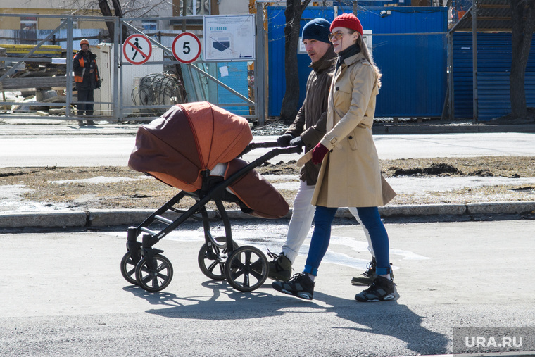 Александр Высокинский проверяет уборку районов. Екатеринбург, детская коляска