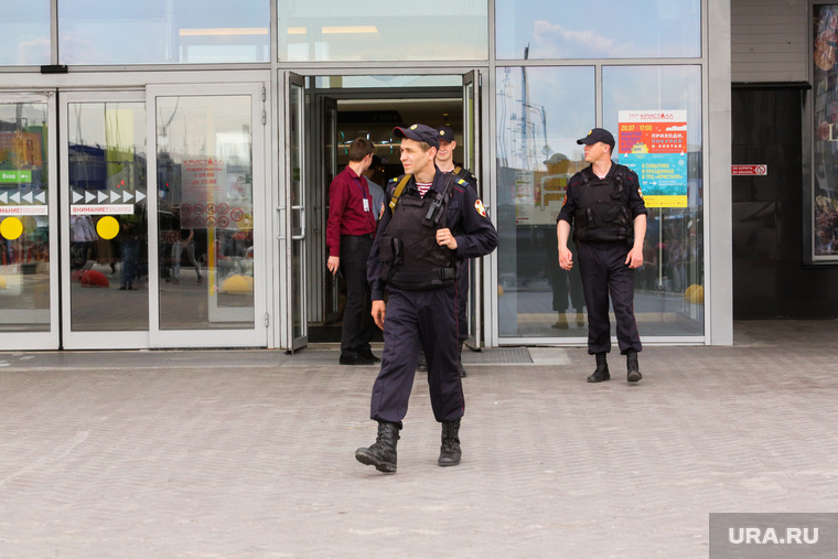 Вооруженная охрана в тц. Охранник ТЦ Кристалл Владивосток.