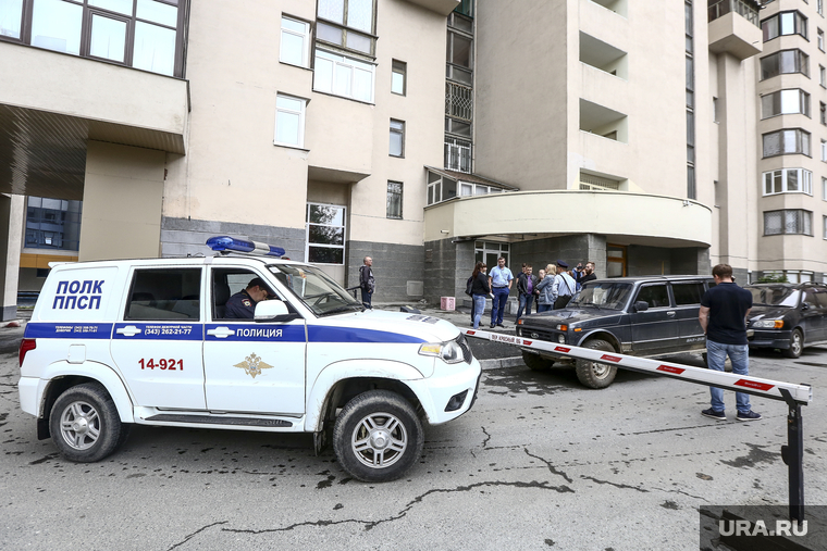 Конфликт вокруг водоотведения в доме 8 "Б" по улице Красный переулок. Екатеринбург, уаз, уазик, ппсп, красный переулок 8 б