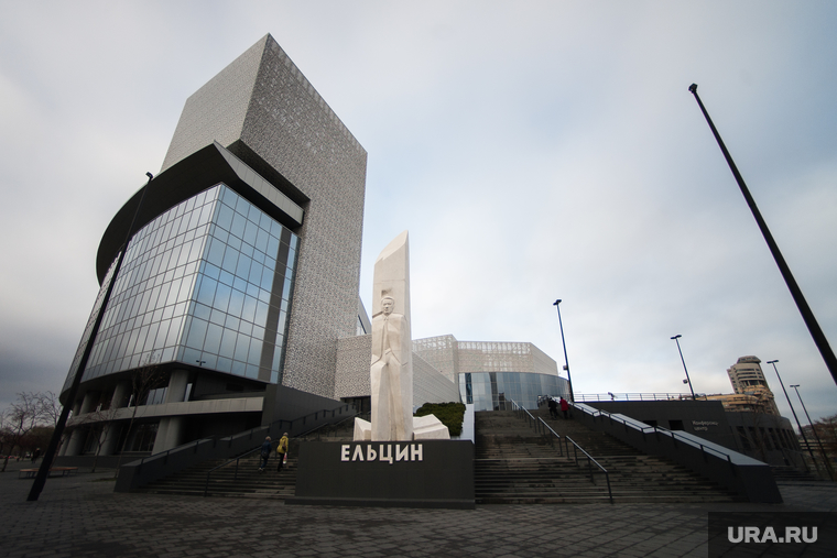 Улица Бориса Ельцина. Екатеринбург , памятник ельцину, ельцин центр, здание