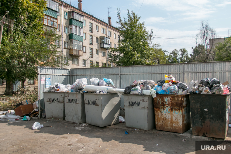 Неубранные городские помойки. Курган, мусорные контейнеры, помойка, мусорка
