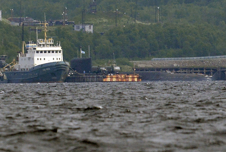 На фото можно увидеть подводную лодку и буксирное судно