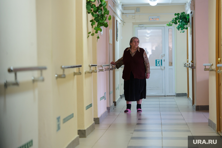 В ГАУ "Уктусский пансионат" появилась система палатной сигнализации. Екатеринбург, коридор, пенсионерка, старушка, дом престарелых, бабушка