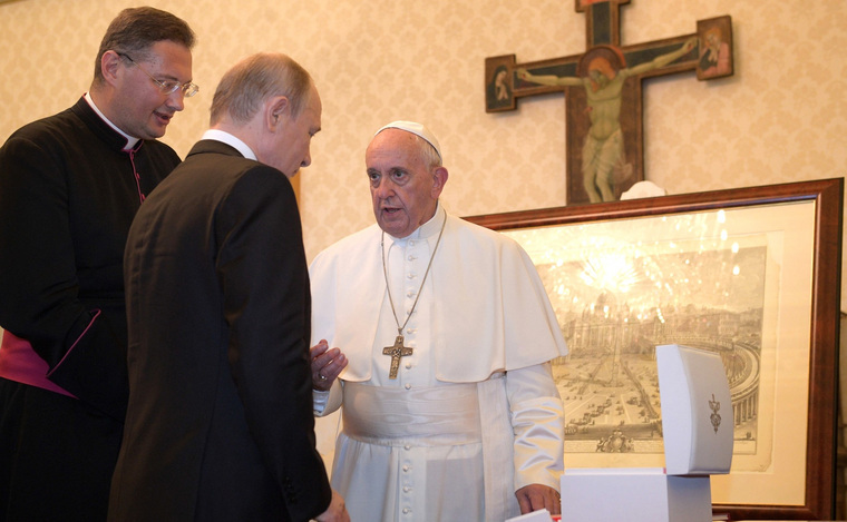 Владимир Путин удостоился медали от Папы Римского