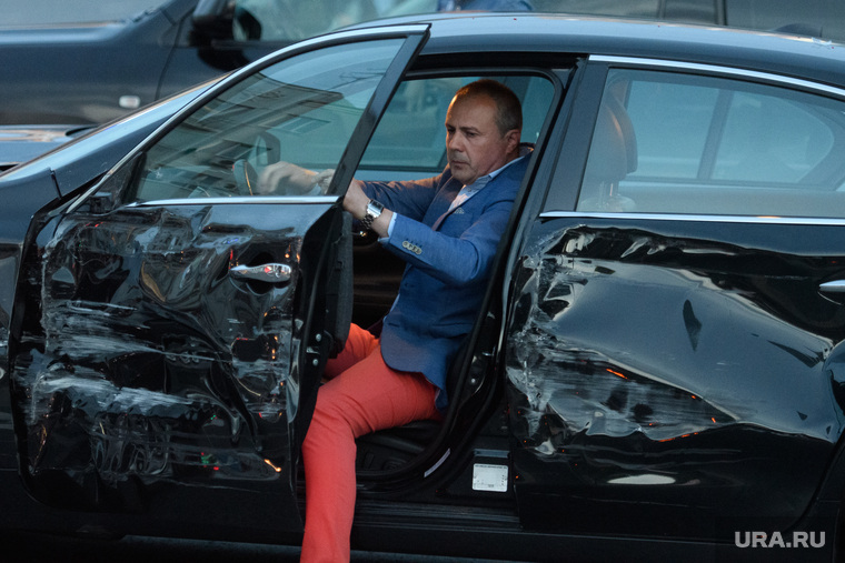 Петков Пламен попал в аварию у Главпочтамта. Екатеринбург, петков пламен, вмятина