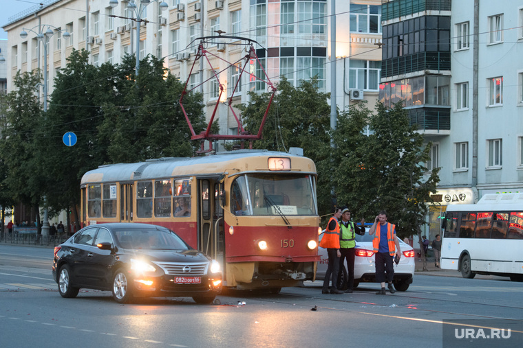 Судя по всему, трамвай и автомашина столкнулись по касательной