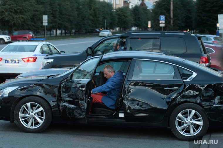 Автомобиль с дипломатическими номерами получил сильные внешние повреждения