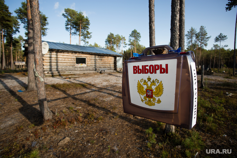 Предварительное голосование на хантыйских стойбищах. Сургутский район
, переносная урна, ящик для голосования, выборы, предварительное голосование, хантыйское стойбище